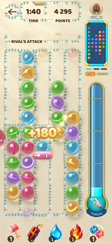Duel gameplay: your board, a small view of the rival’s board and the Heat meter.